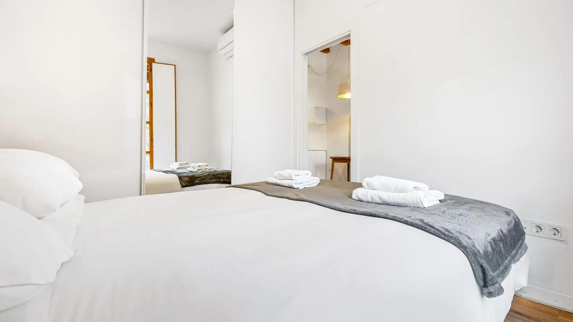 Barcelona Elegance 2Br With Rooftop Terrace Spanien