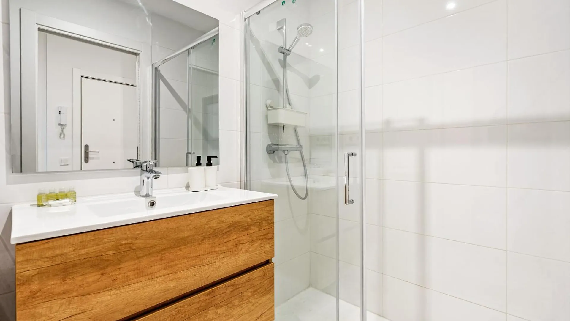 Barcelona Elegance 2Br With Rooftop Terrace 0*,  Spanien